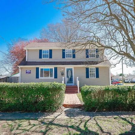 Sojourn Spacious Family Retreat With Fenced Backyard